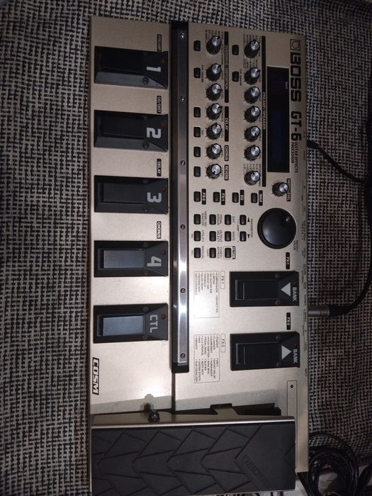 BOSS GT-6 - Pedaleira de Efeitos