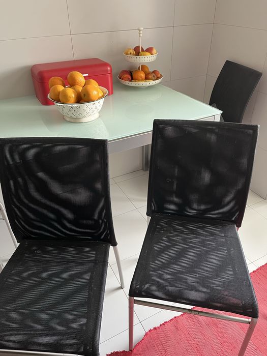 Mesa cozinha e quatro cadeiras