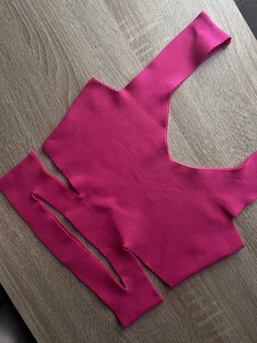 Яскравий топ з вирізами по тілу