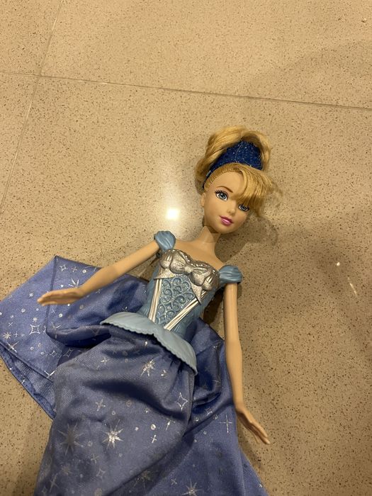 barbie cinderela que gira ao andar