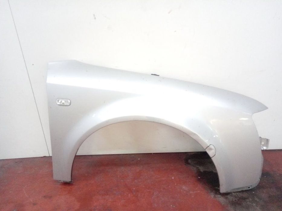 GUARDA-LAMAS FRONTAL DIREITO AUDI A4 2004