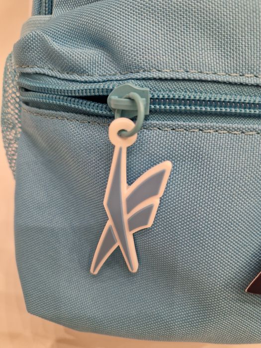 Śliczny plecak Reebok z markowym brelokiem.