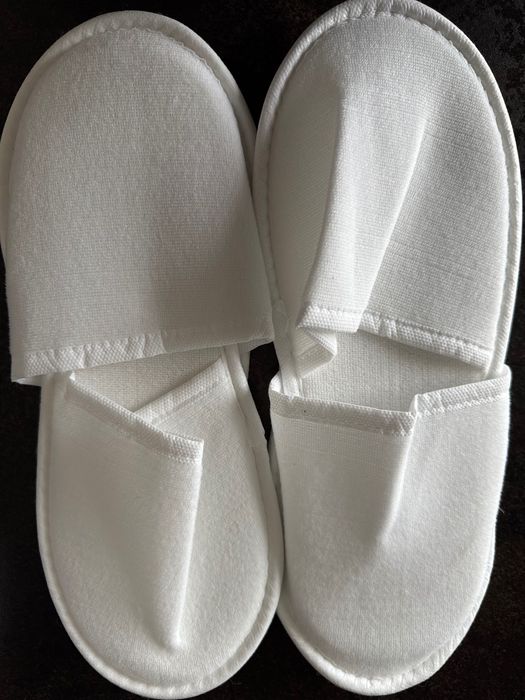 Kapcie 2 pary zakryte białe nowe 43-45