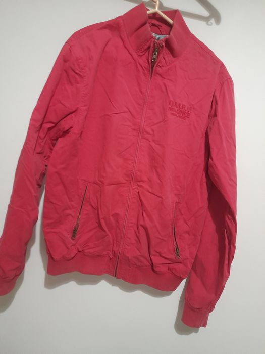 Blusão vermelho usado.