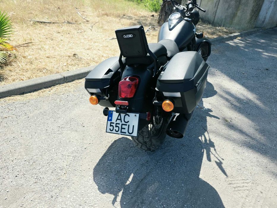 Um Renegade Commando BE 125cc com malas shad