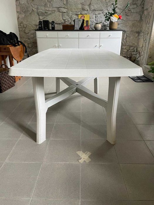 Conjunto de mesa e 6 cadeiras em plástico branco – ideal para exterior