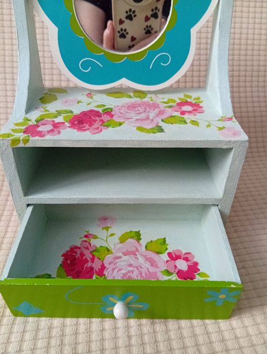 Mała toaletka ręcznie ozdobiona.