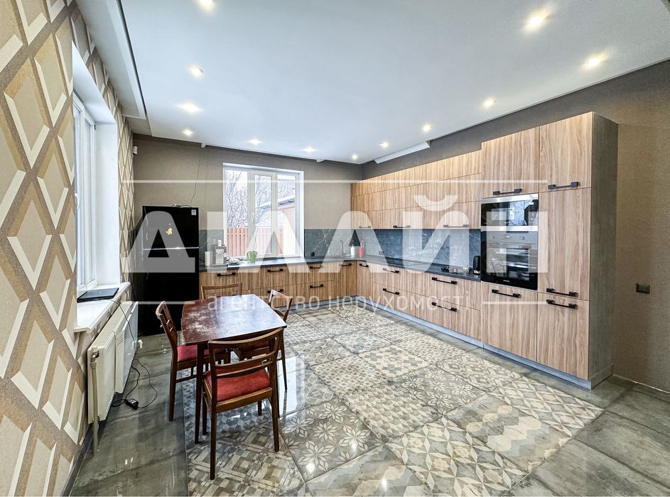 Семейный  добротный дом  260 м2 в Хортицком мкр - не.