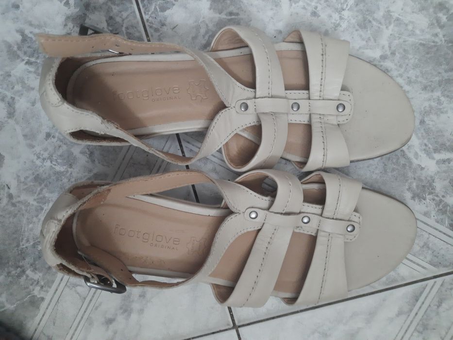 Foodglove Original Skórzane beżowe sandałki na klinie 37.5