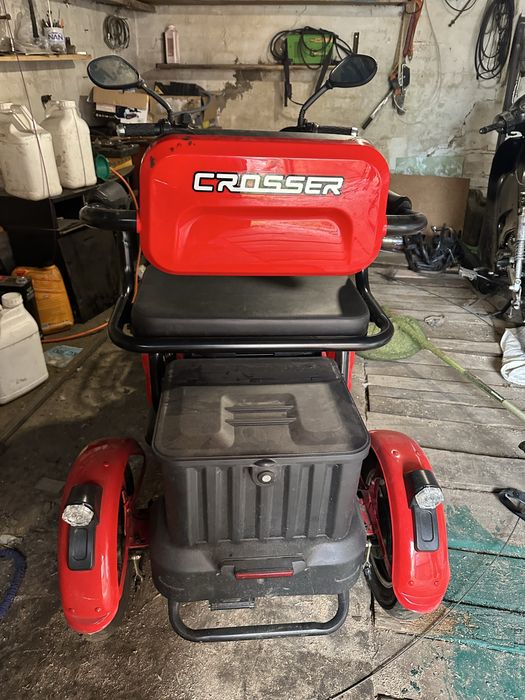 Продам  красный трехколесный электроскутер Crosser TR1.
