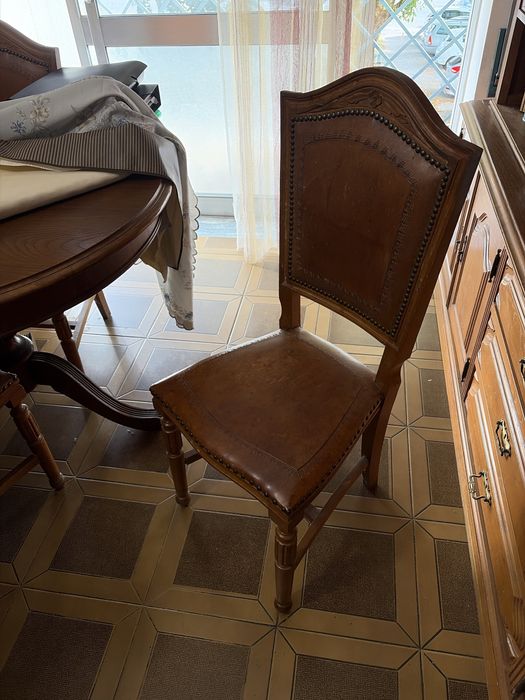 Conjunto de mesa e 8 cadeiras