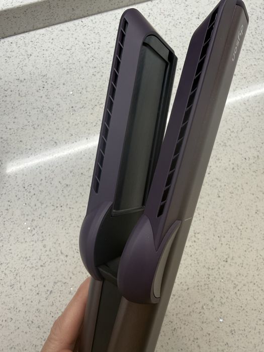 Продам dyson утюжок фен( airstrait)
