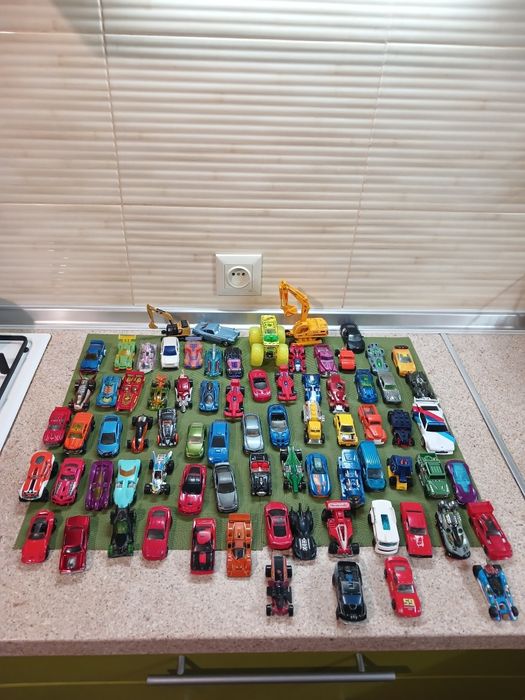 Машинки Hot Wheels.