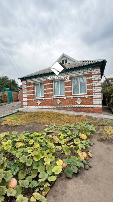У продажі добротний будинок, неподалік від центру Чугуєва.