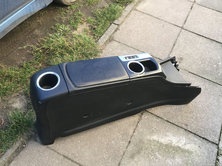 Podłokietnik Toyota prius plus 2020r skóra