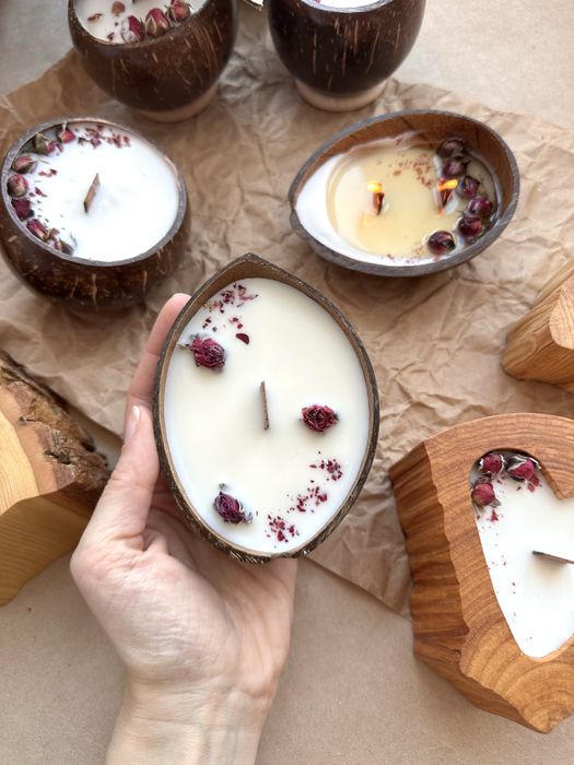 Свічки у половинці кокоса, свічки у цілому кокосі.