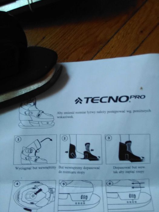 Łyżwy firmy TECNO PRO  regulowany rozmiar 33-36 . Nowe .