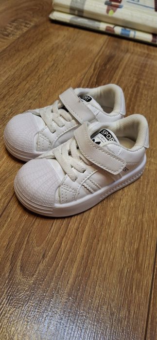 2 пари кросівки і хайтопи