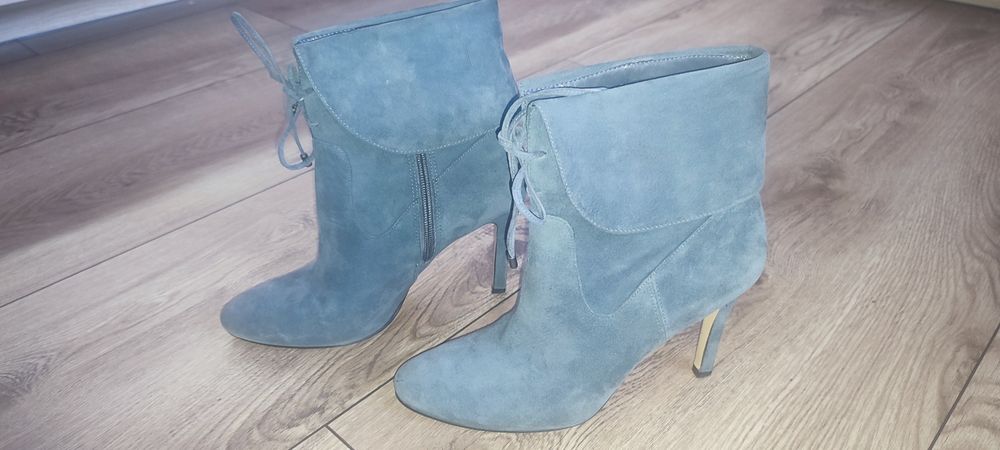 Zamszowe botki Guess