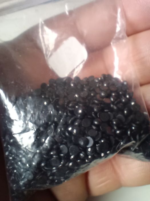 Pequenas turmalinas negras