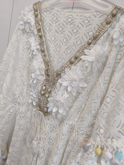 Narzutka plażowa boho z koronką i pomponami – uniwersalna