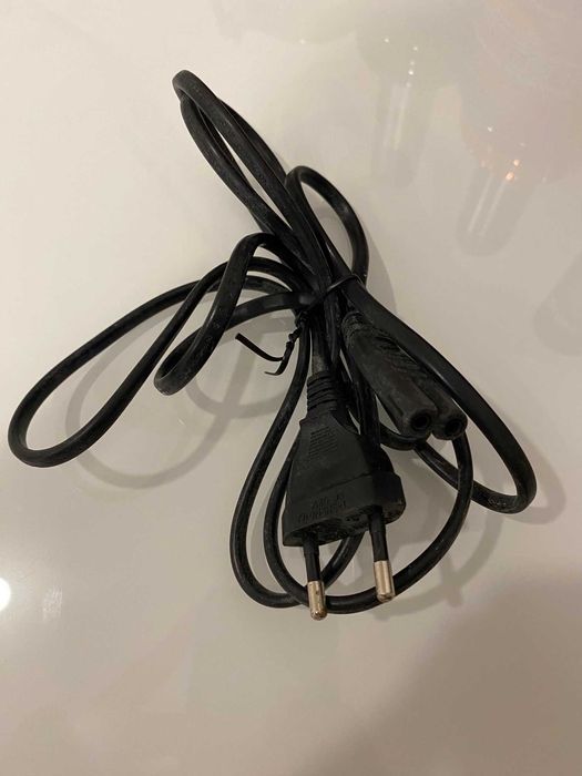 Playstation 3 Super Slim 500 GB em bom estado com 2 comandos e jogo