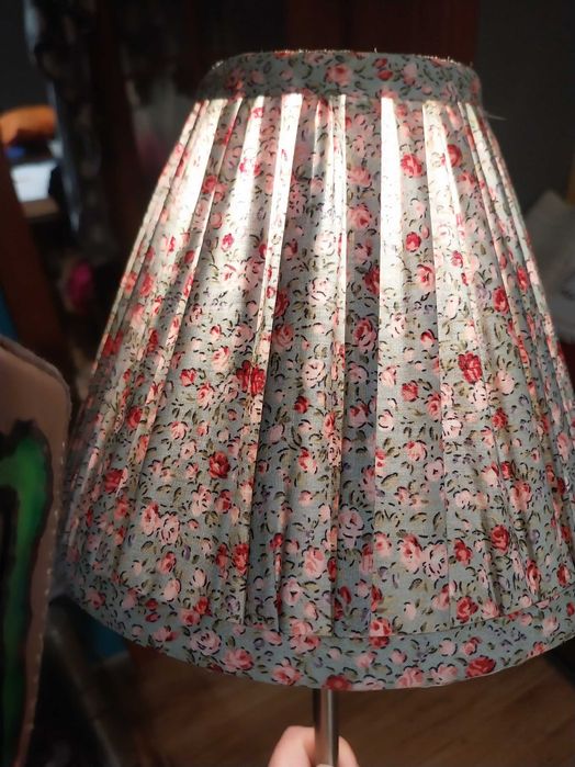 Lampa stojącą z kloszem