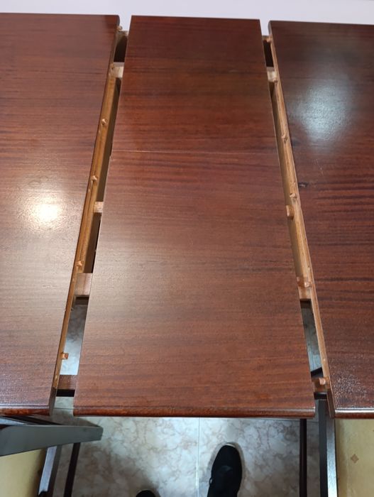 Mesa de jantar extensível em madeira com 4 cadeiras 

Vendo mesa de jantar em bom estado, com extensão incluída. Ideal para o dia a dia e t