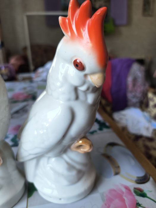 Статуэтки попугаев и слоны из мрамора.