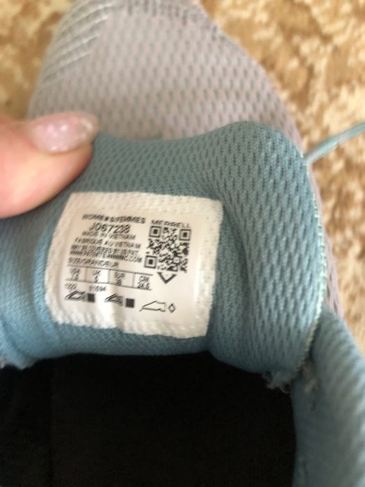 Женские кроссовки Merrell Fly Strike в сером цвете с бирюзовыми деталями.