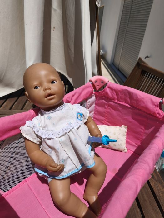 Boneca careca com berço
