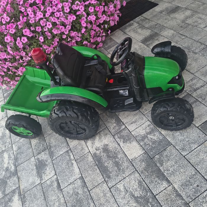 Traktor z przyczepą na akumulator grający na pilota