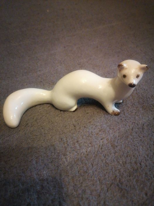 Продам фарфоровую статуэтку