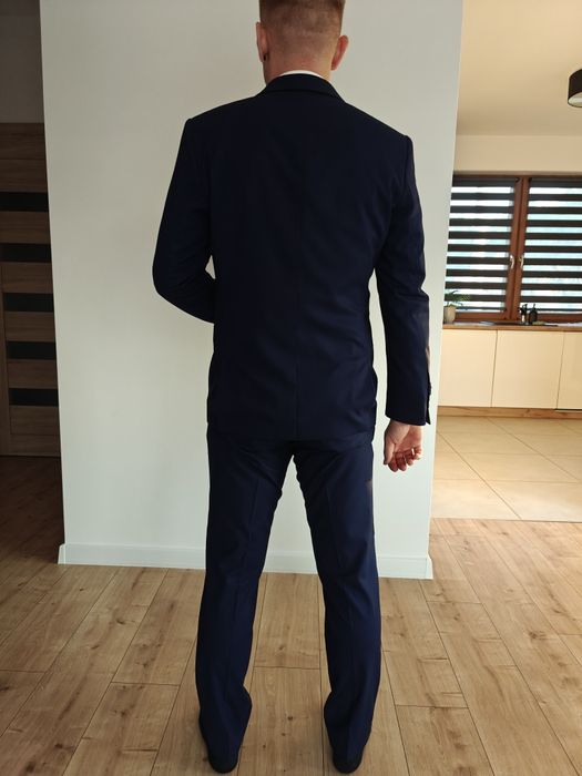 Granatowy Garnitur