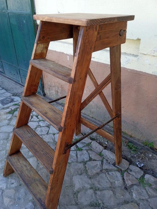 Escadotes de madeira maciça.