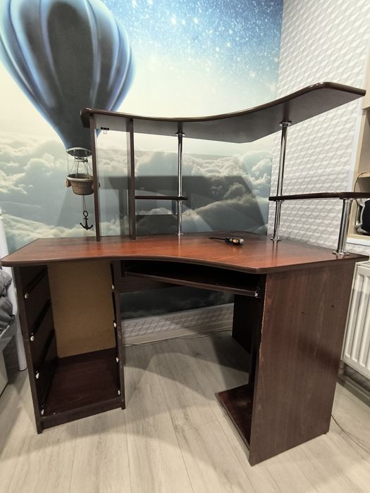 Комп'ютерний стіл