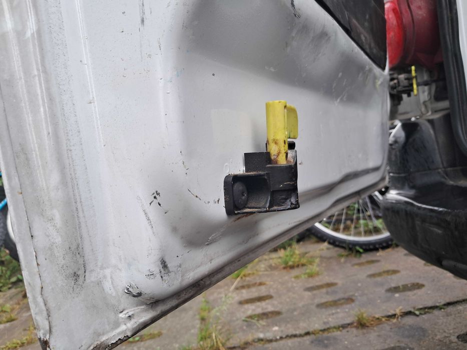 Peugeot Partner II Maxi na Części 1.6HDI 9HX 3 osobowy Zdrowe Drzwi