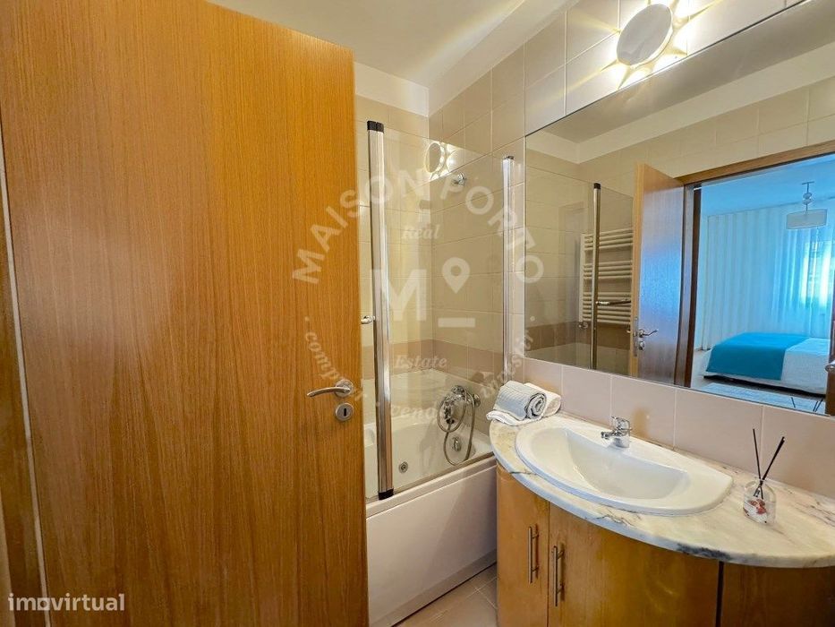 Apartamento T3 com Jardim Privativo, Estacionamento, Totalmente Mob...