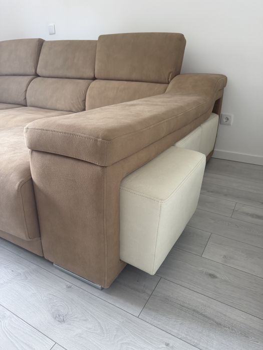 Sofá bege com chaise long