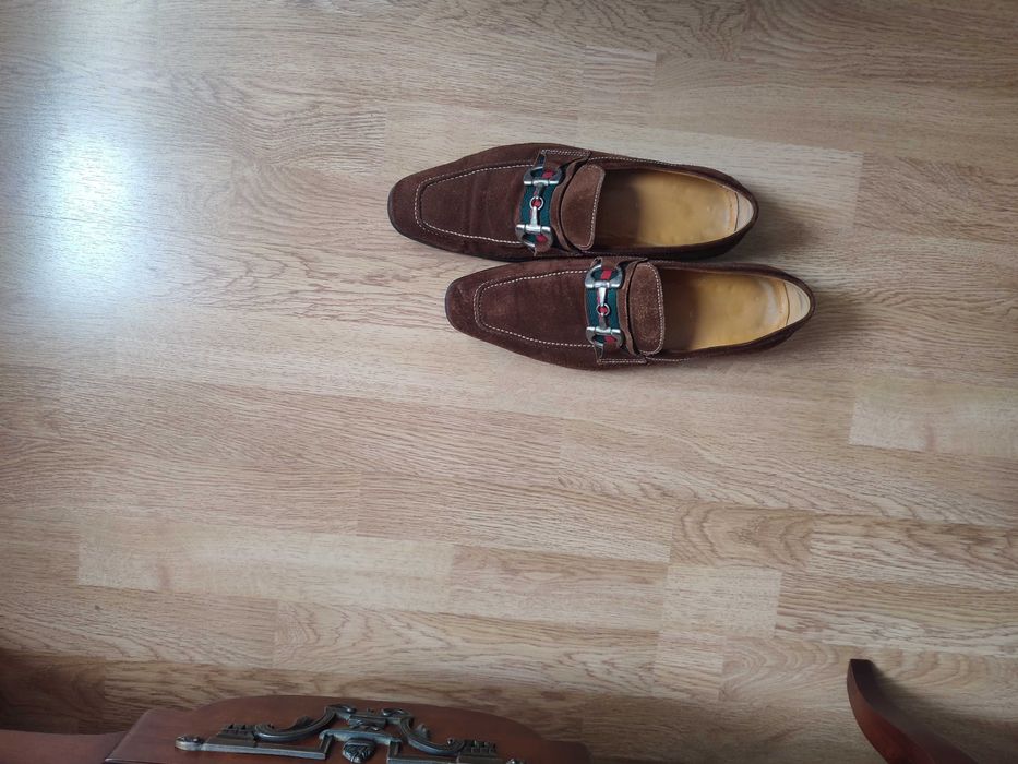 Sapatos em camurça com bridão dourado
