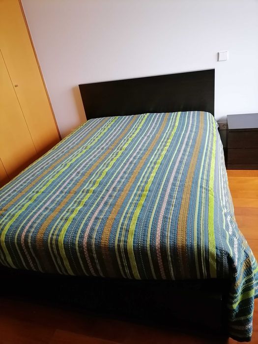 Cama de casal castanho wengue da Antarte e mesinhas de cabeceira