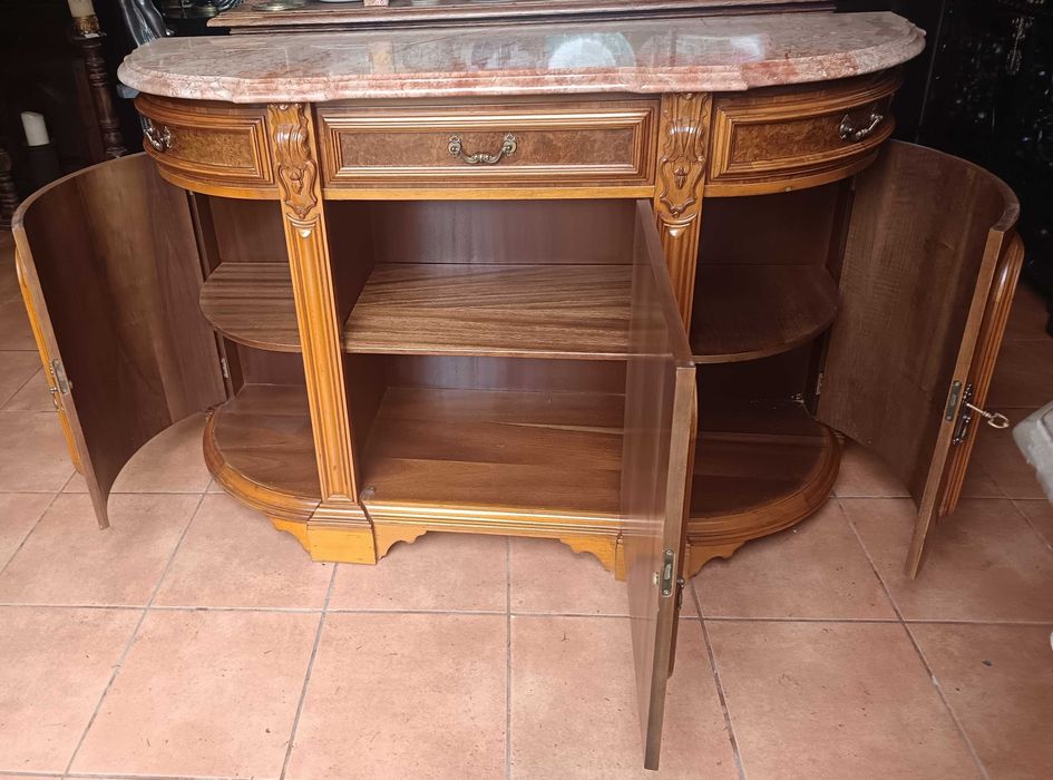 Móvel aparador com pedra rosa