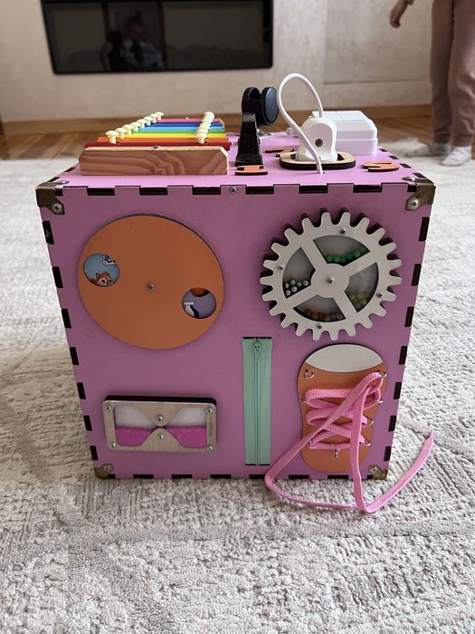 Бізі куб для дівчинки