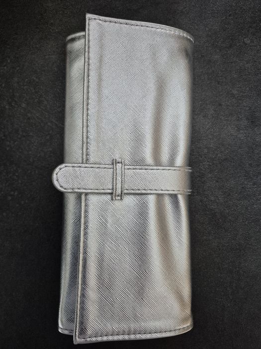 Etui na pędzle do makijażu wiązane srebrne Avon