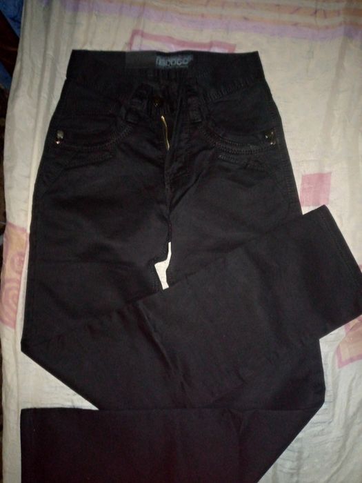 Чорні брюки на хлопця