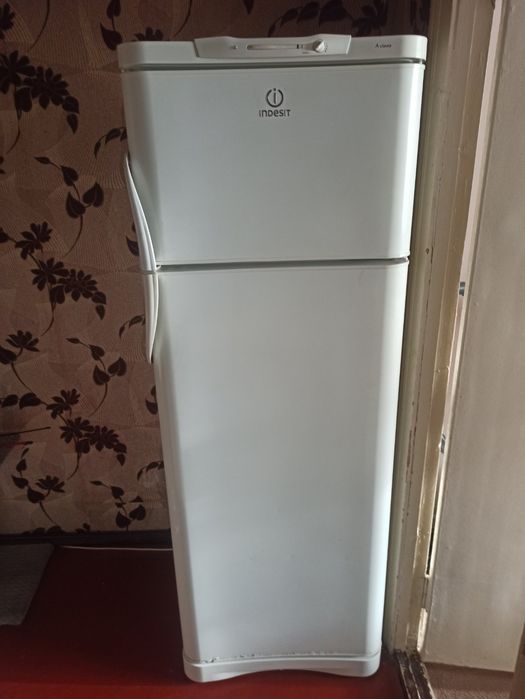 Продам холодильник Indesit