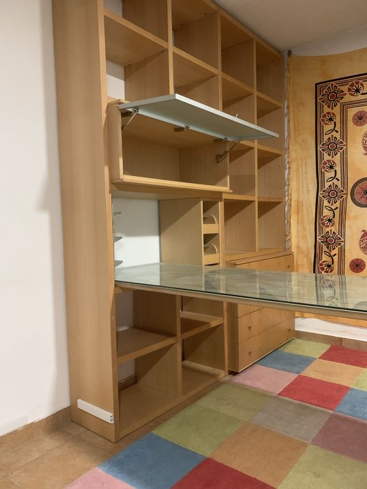 Escritorio com muita arrumação