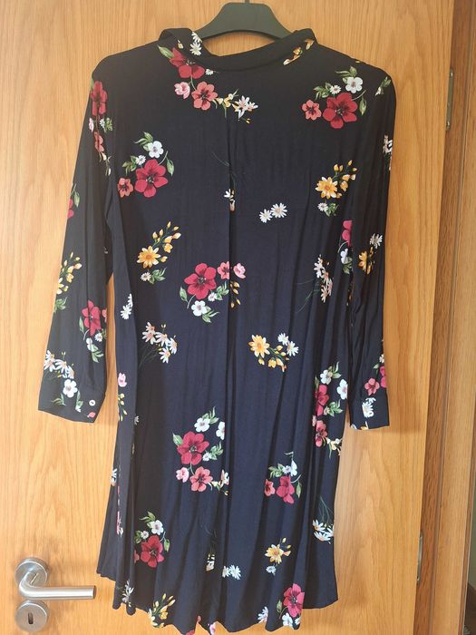Vestido floral manga três quartos
