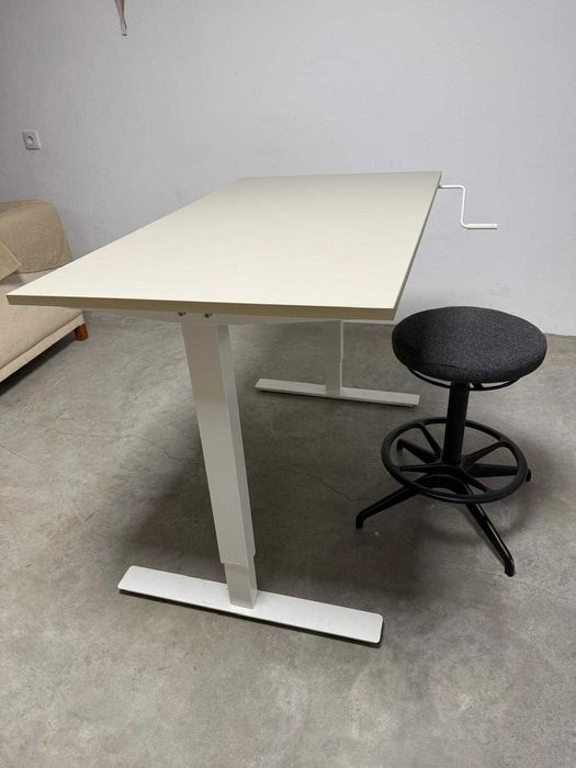 Mesa de pintura com banco.