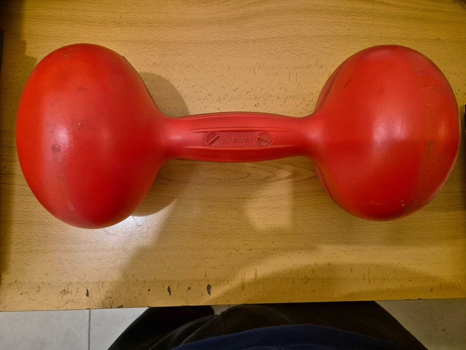 Haltere vermelho para encher de água ou arreia